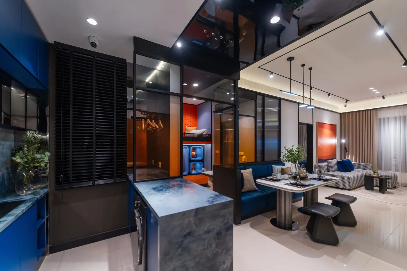 Show unit kitchen with fitted cabinetry